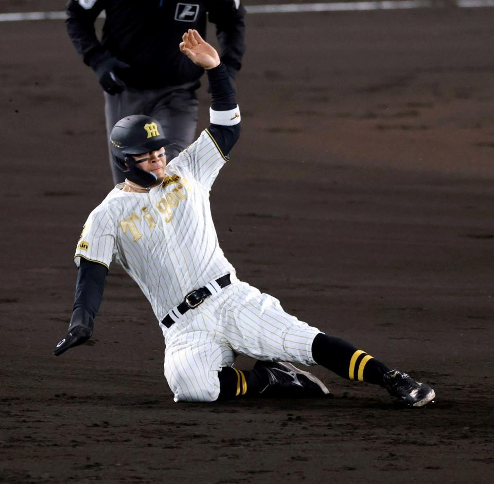 　２回、二盗を決める佐藤輝（撮影・山口登）