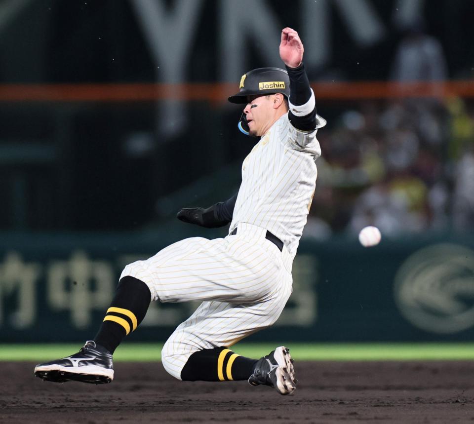 ２回、二盗を決める佐藤輝（撮影・田中太一）