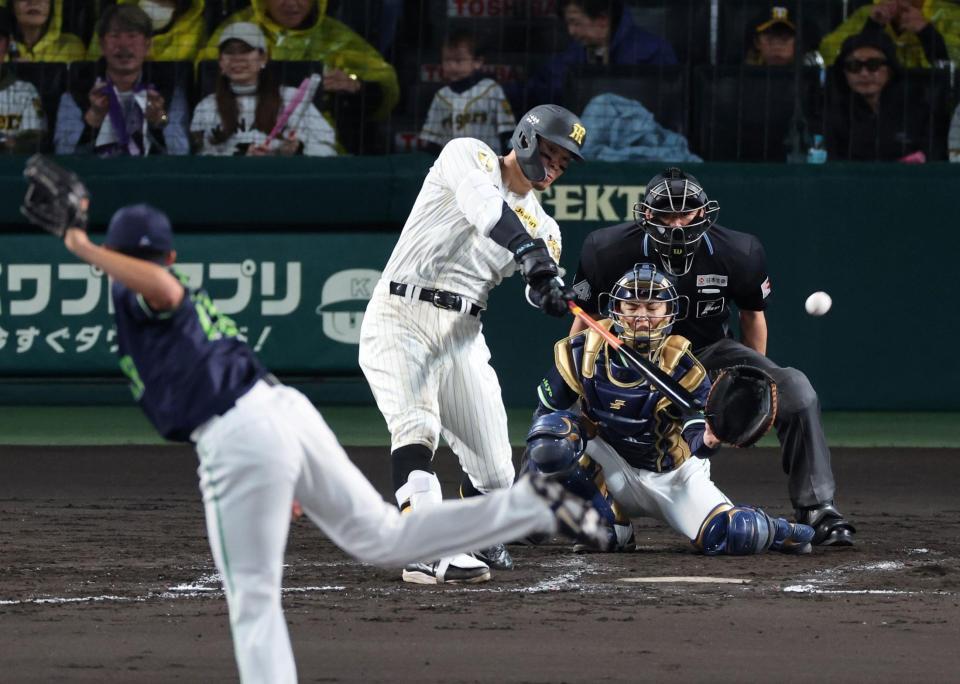 ４回、左翼線に二塁打を放つ佐藤輝（撮影・山口登）