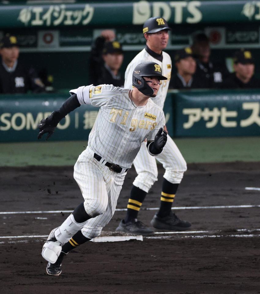 ４回、左翼線に二塁打を放ちベースを回る佐藤輝（撮影・山口登）