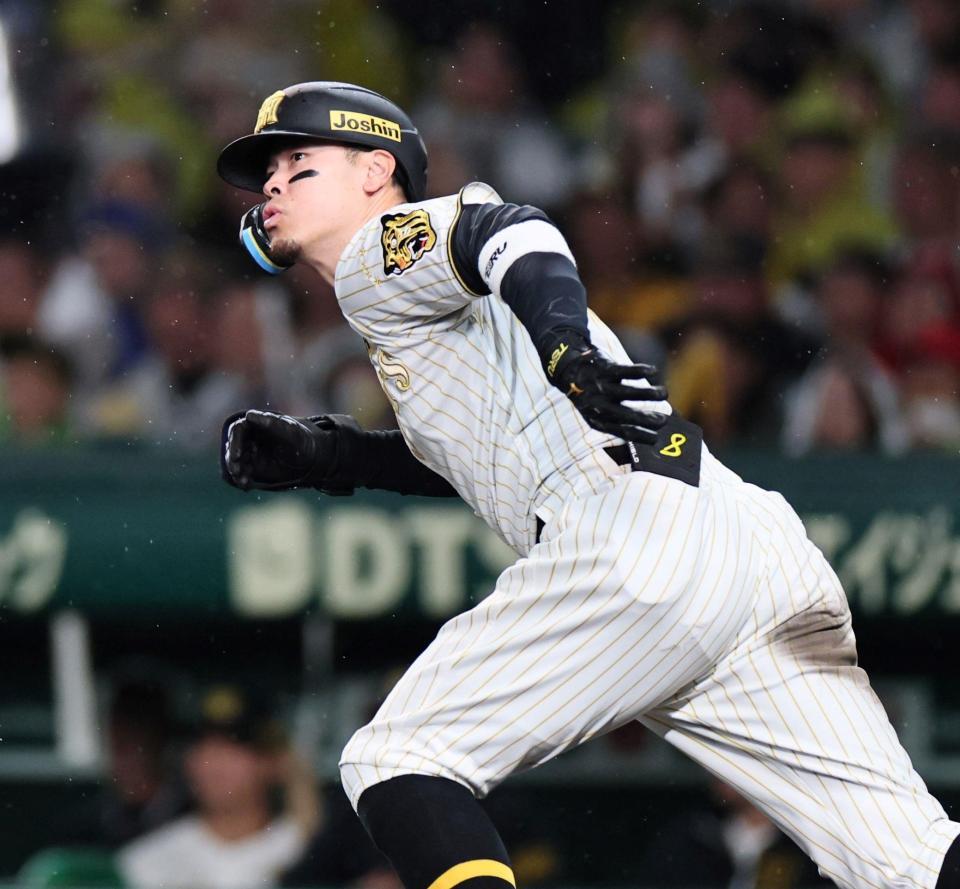 ４回、二塁打を放つ佐藤輝（撮影・田中太一）