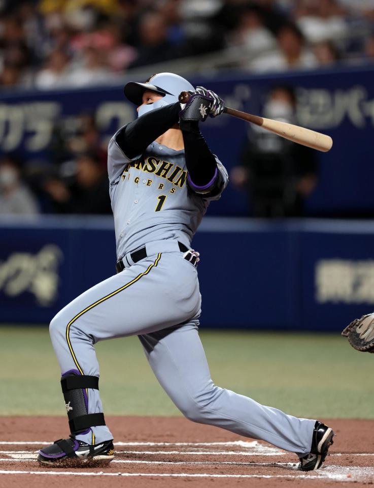 ６回、左中間にソロを放つ森下（撮影・山口登）