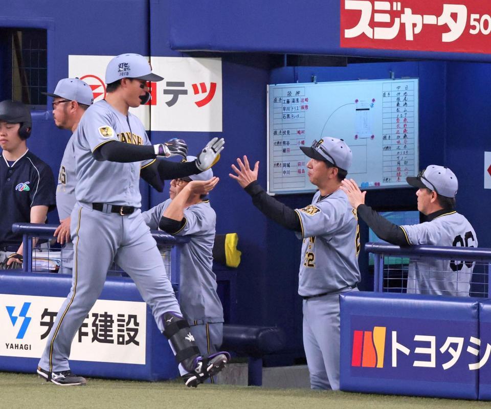 ６回、ソロを放った森下（手前）とタッチを交わす藤川監督（撮影・立川洋一郎）