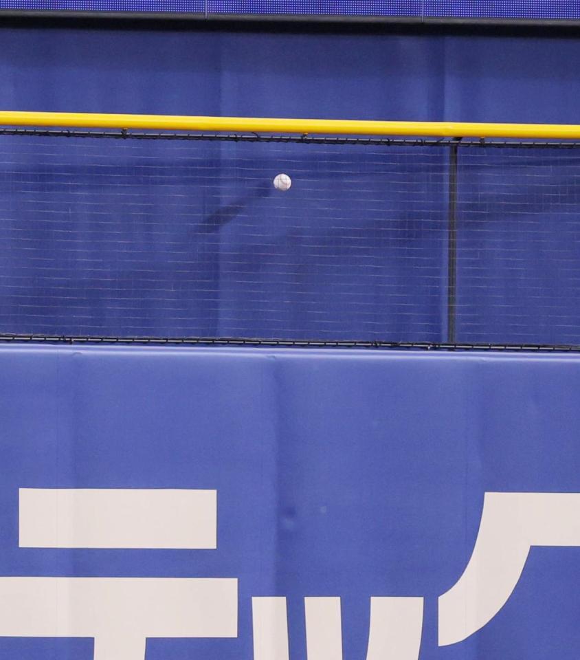 ６回、ホームランウイングに飛び込む森下の打球