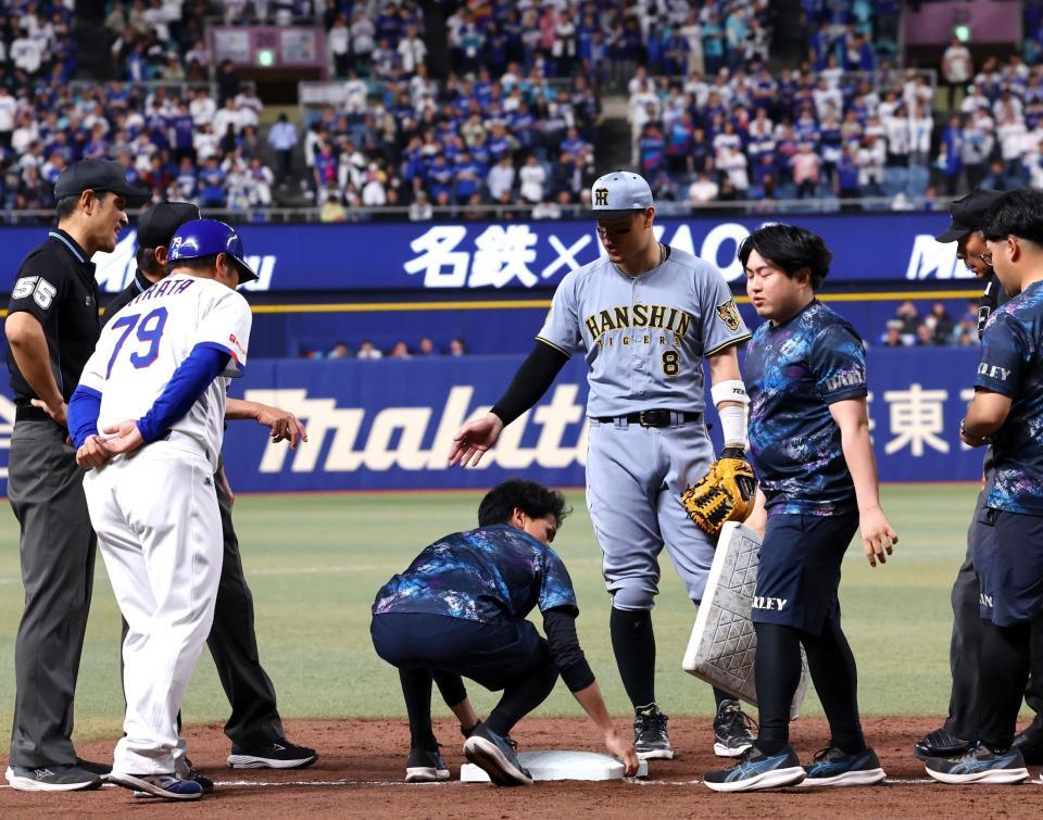 ９回、３塁ベースを交換する（撮影・山口登）