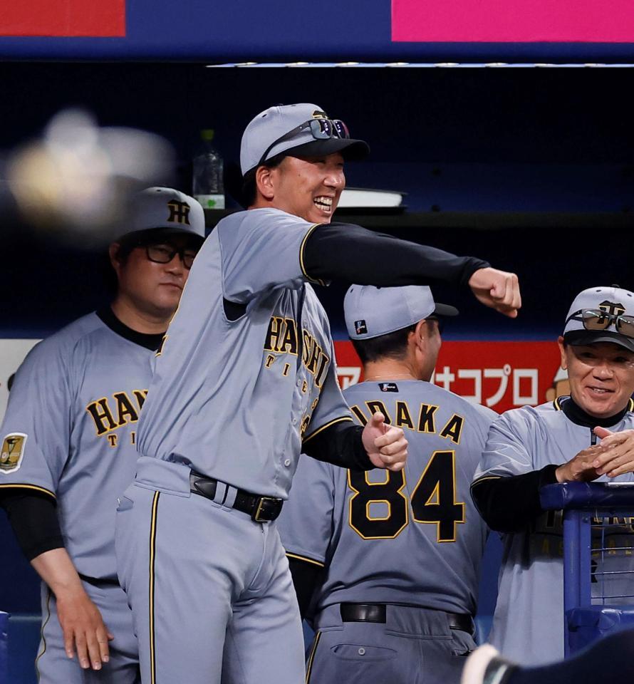 ９回、前川の適時二塁打を喜ぶ藤川監督（撮影・西田忠信）