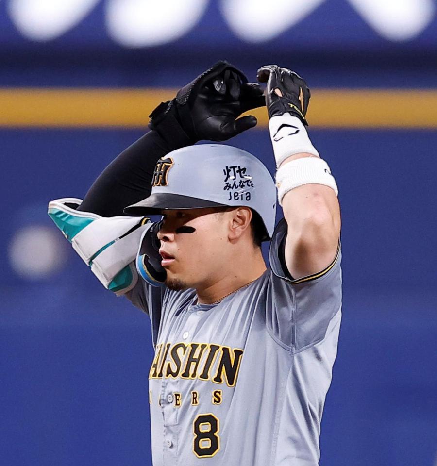 ９回、二塁打を放った佐藤輝（撮影・西田忠信）