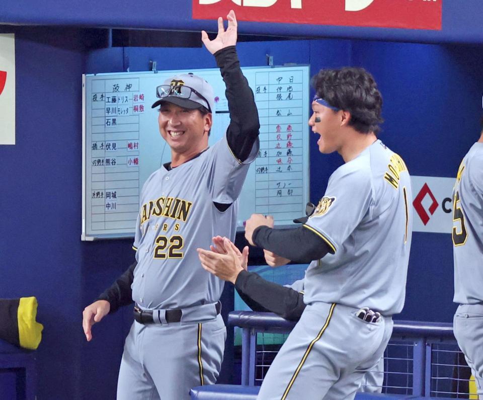 ９回、前川の適時二塁打と相手の失策が絡んで逆転に成功。笑顔で前川をたたえる藤川監督（撮影・立川洋一郎）