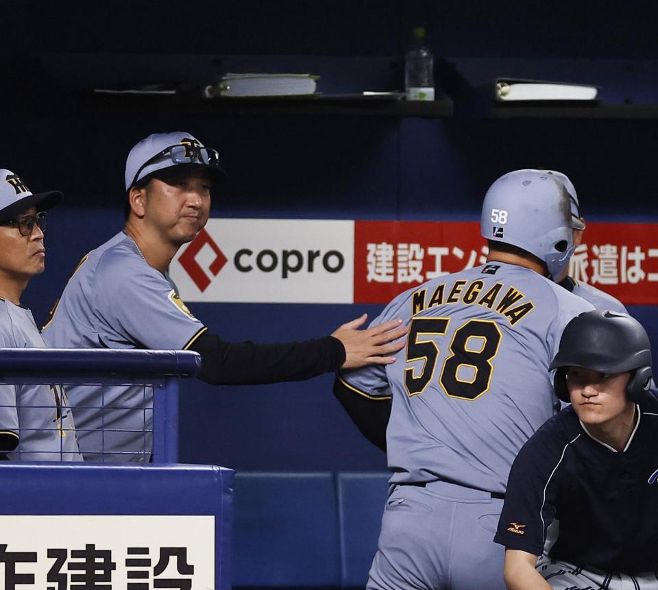 ９回、適時二塁打を放った前川（右）を迎える藤川監督（撮影・西田忠信）