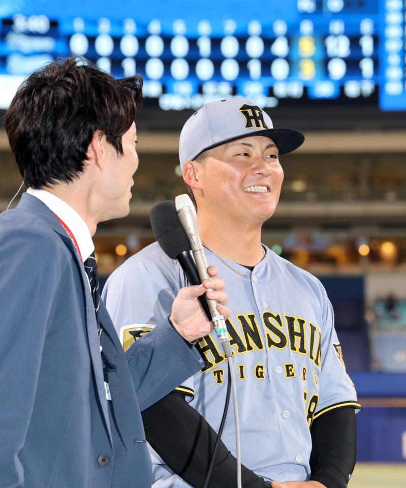 ヒーローインタビューで笑顔を見せる前川（撮影・山口登）