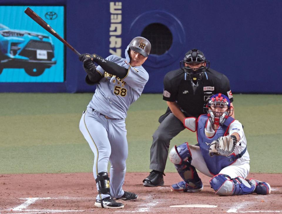 ９回表阪神２死一、三塁、右翼線へ適時二塁打を放つ代打・阪神・前川右京＝バンテリンドームナゴヤ（撮影・立川洋一郎）