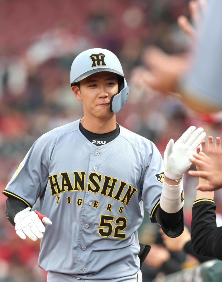 ２回、先制となるソロを放ち、ナインとタッチを交わす山田（撮影・北村雅宏）