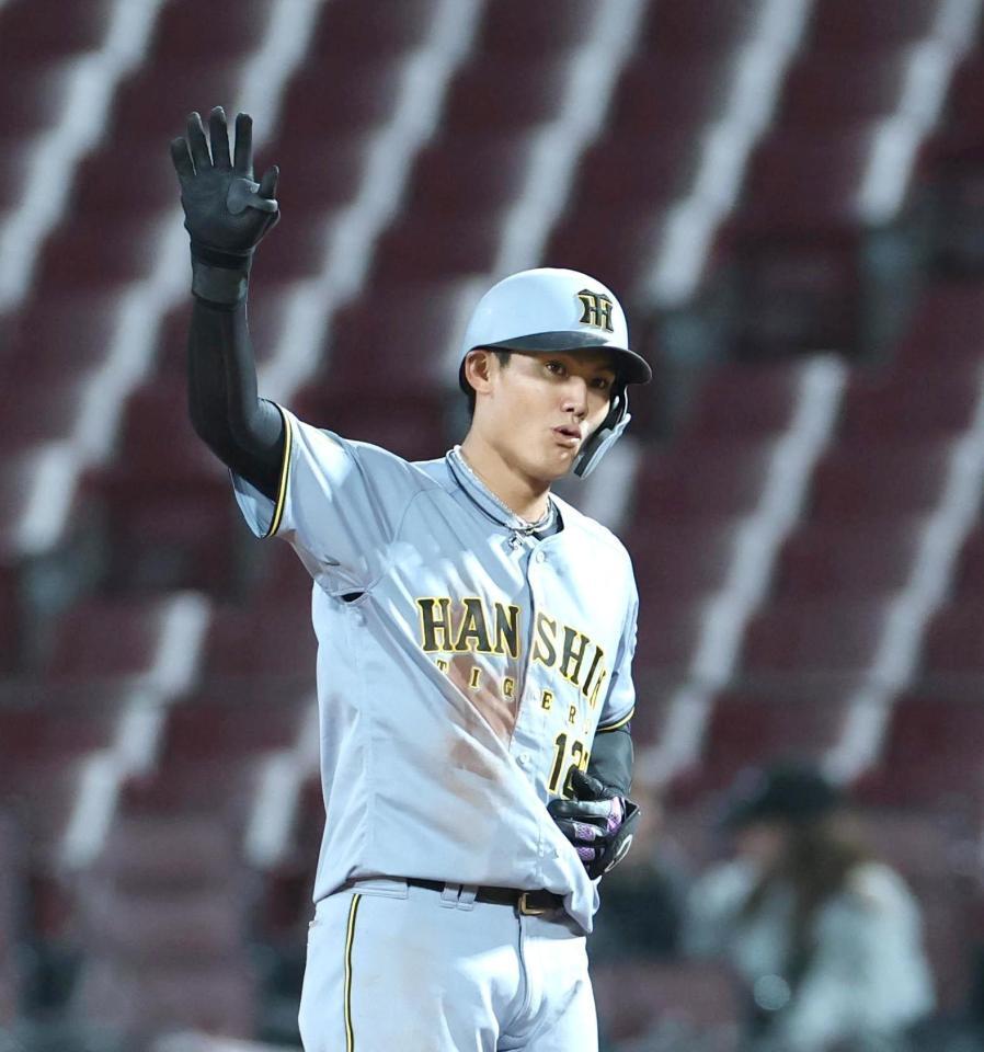 ５回、左前打を放ち、右手を上げる西純（撮影・北村雅宏）