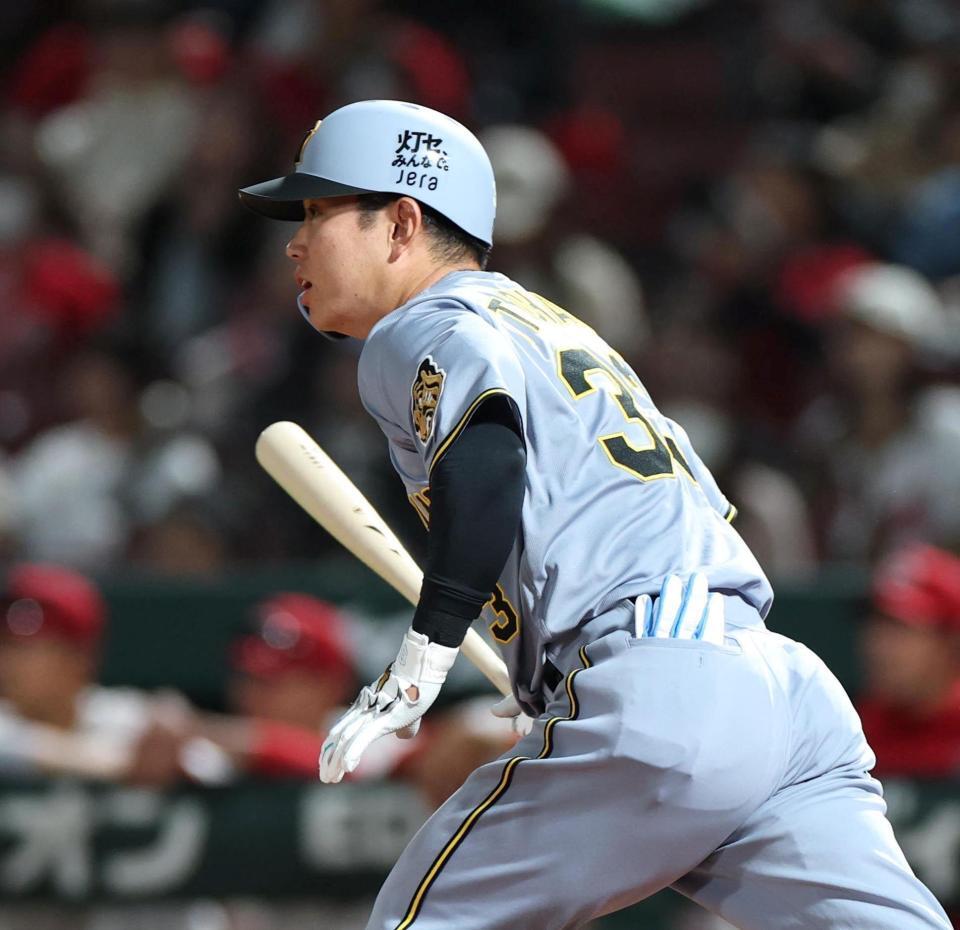 ４回、中前打を放つ代打・糸原（撮影・北村雅宏）