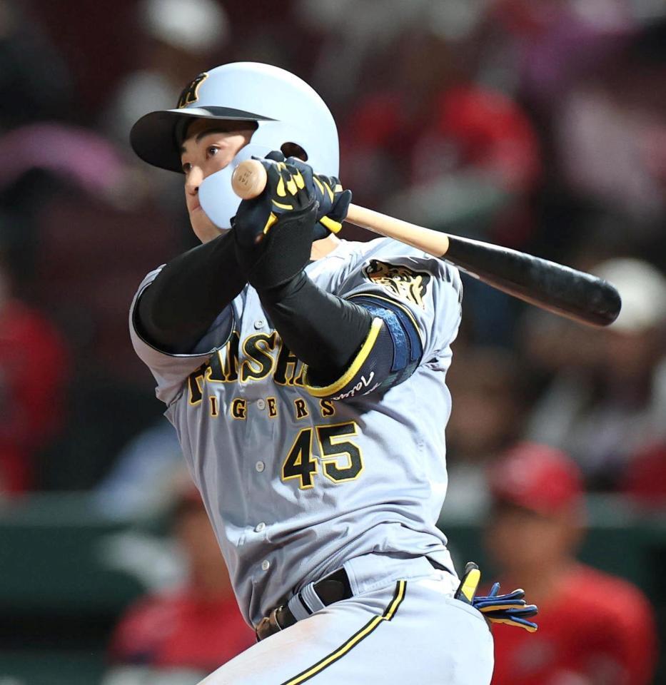 ５回、左前打を放つ佐野（撮影・北村雅宏）