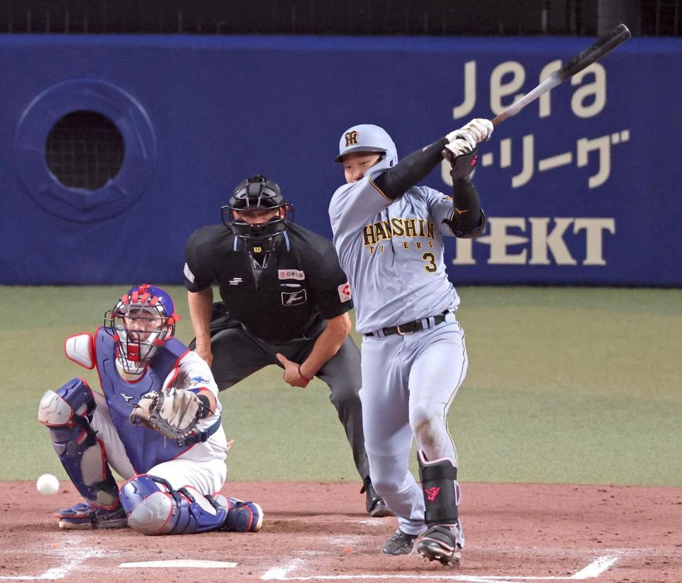 ９回、中前へ適時打を放つ大山（撮影・立川洋一郎）