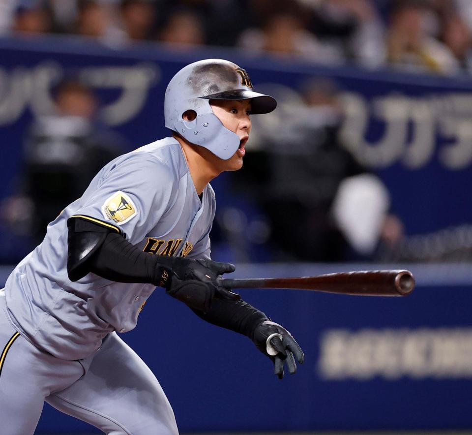 ９回、適時二塁打を放つ代打の前川（撮影・西田忠信）