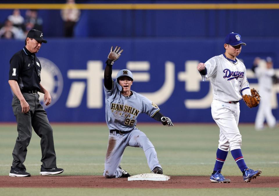 ８回、福島は盗塁を狙うもタッチアウトになり、セーフをアピールする（撮影・山口登）