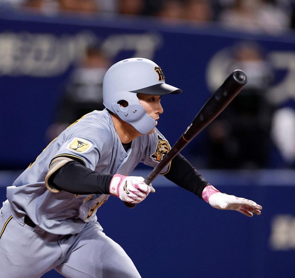 ８回、右前打を放つ代打の福島（撮影・西田忠信）