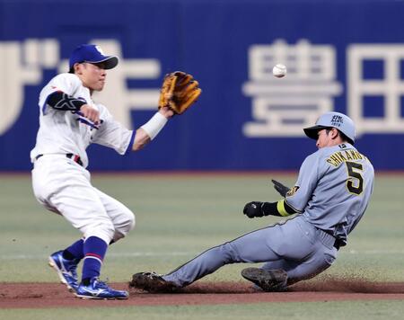 １回、盗塁を決める近本（撮影・山口登）