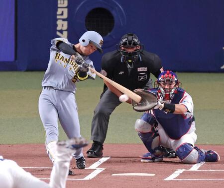 １回、内野安打を放つ近本（撮影・立川洋一郎）