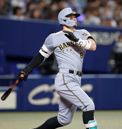 　９回、二塁打を放つ佐藤輝