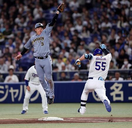 ２回、佐藤輝からの送球が悪送球になり、大山は懸命に捕球する（撮影・山口登）