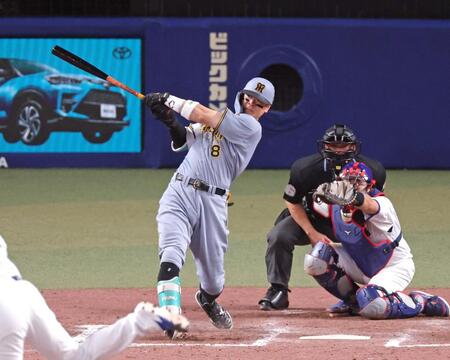 ９回、右翼線へ二塁打を放つ佐藤輝（撮影・立川洋一郎）