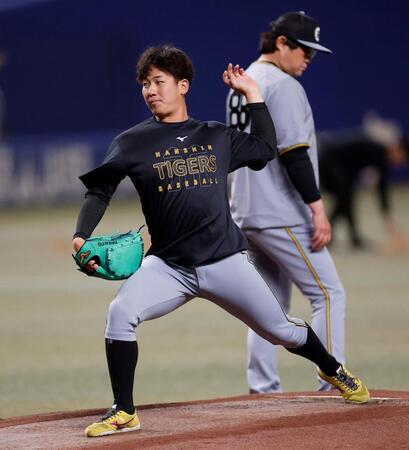 マウンドを確認する阪神・伊原陵人＝バンテリンドーム（撮影・西田忠信）