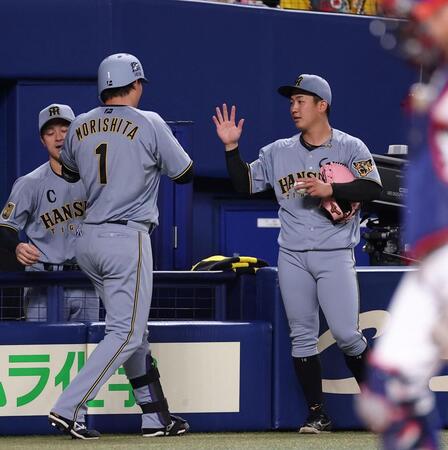 １回、先制ソロを放った森下を迎える伊原（右）＝撮影・西田忠信