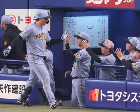 １回、先制ソロを放った森下（左）とタッチを交わす藤川監督（撮影・立川洋一郎）