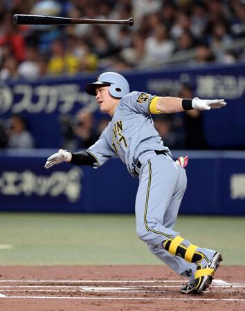 ２回、左前打を放つ伏見（撮影・山口登）