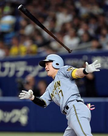 ２回、左前打を放つ伏見（撮影・山口登）