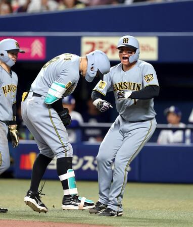 ７回、３ランを放った佐藤輝（中央）を迎える森下（撮影・山口登）