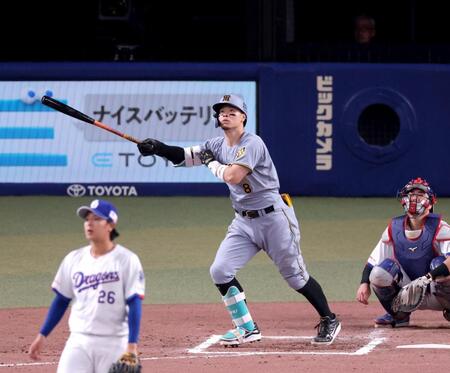 ７回、右中間スタンドへ３ランを放つ佐藤輝（撮影・立川洋一郎）