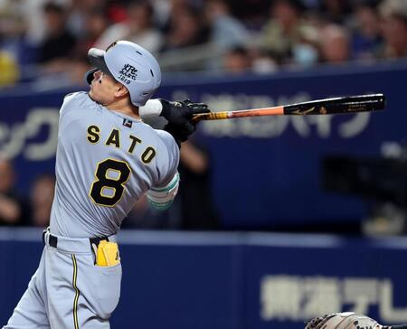 ７回、右中間に３ランを放つ佐藤輝（撮影・山口登）