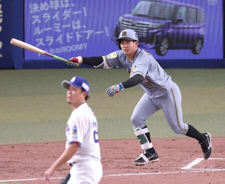 ４回、右前へ適時打を放つ伊原（撮影・立川洋一郎）