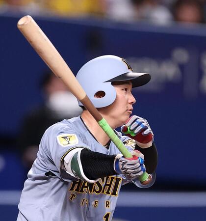 ４回、適時打を放つ伊原（撮影・西田忠信）