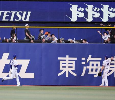 ７回、佐藤輝の打球を見送る花田（左）とボスラ-（撮影・山口登）