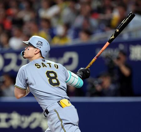 ９回、中越えに２ランを放つ佐藤輝（撮影・山口登）