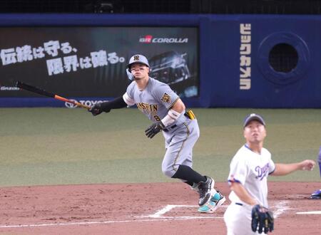 ９回、２ランを放つ佐藤輝（撮影・立川洋一郎）