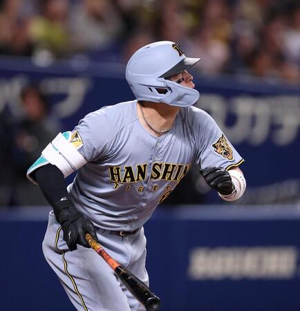 ９回、３ランを放つ佐藤輝（撮影・西田忠信）