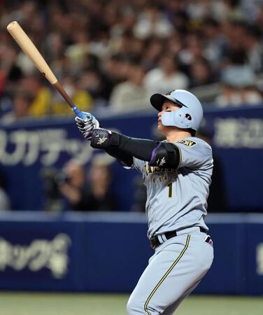 １回、左越えに先制ソロを放つ森下（撮影・山口登）