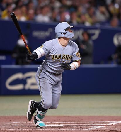 ９回、３ランを放つ佐藤輝（撮影・西田忠信）