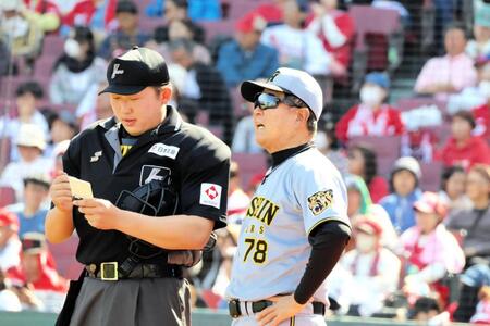 ８回攻撃終了後、選手交代を告げる平田２軍監督（右）