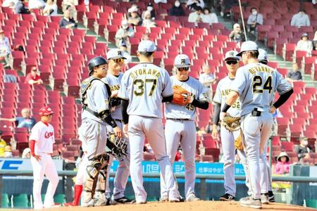 ８回、及川（３７）のもとに、梅野（左端）、久保田２軍投手チーフコーチ（左から２人目）らが集まる