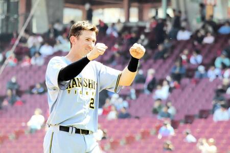 ２回に２点適時二塁打を放ったディベイニーは攻撃終了後、ナインに歓迎され笑顔で応える