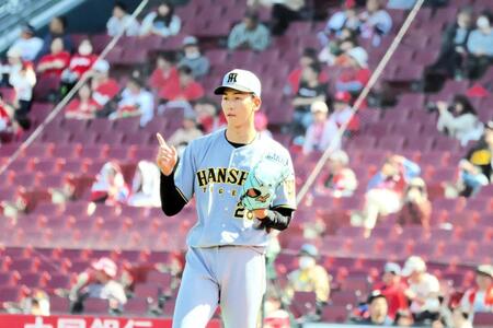 ６回、先頭の会沢を打ち取り、ナインに合図を送る今朝丸