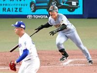 　９回、適時二塁打を放つ前川