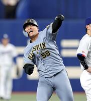 　９回、適時二塁打を放ち、ガッツポーズを決める代打前川（撮影・山口登）